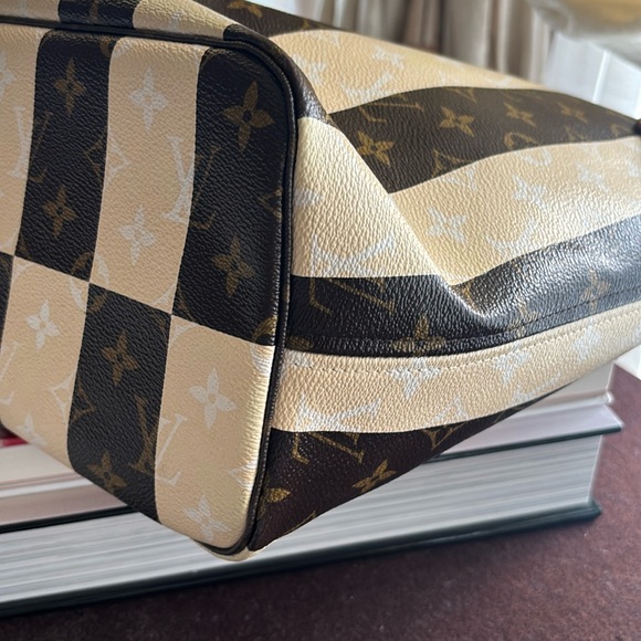 Like NEW LOUIS VUITTON Limited Edition  Monogram Rayures Neverfull MM $5000 - Picture 3 of 11